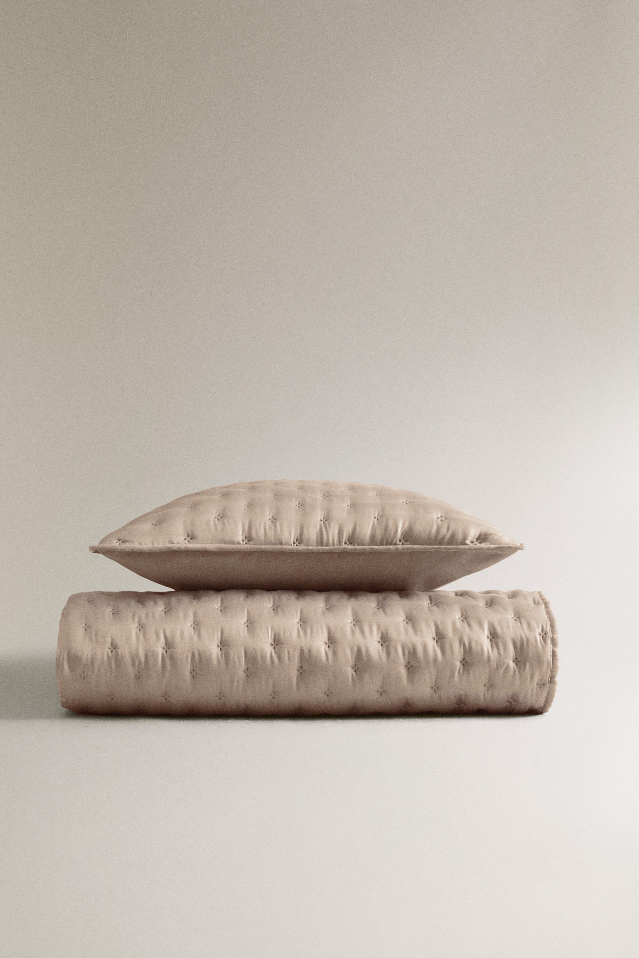 PLAIN SATEEN QUILT WITH KNOTS